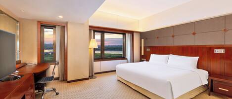 Horizon, Premier Room, 1 King Bed | Premium bedding, down comforters, minibar, in-room safe