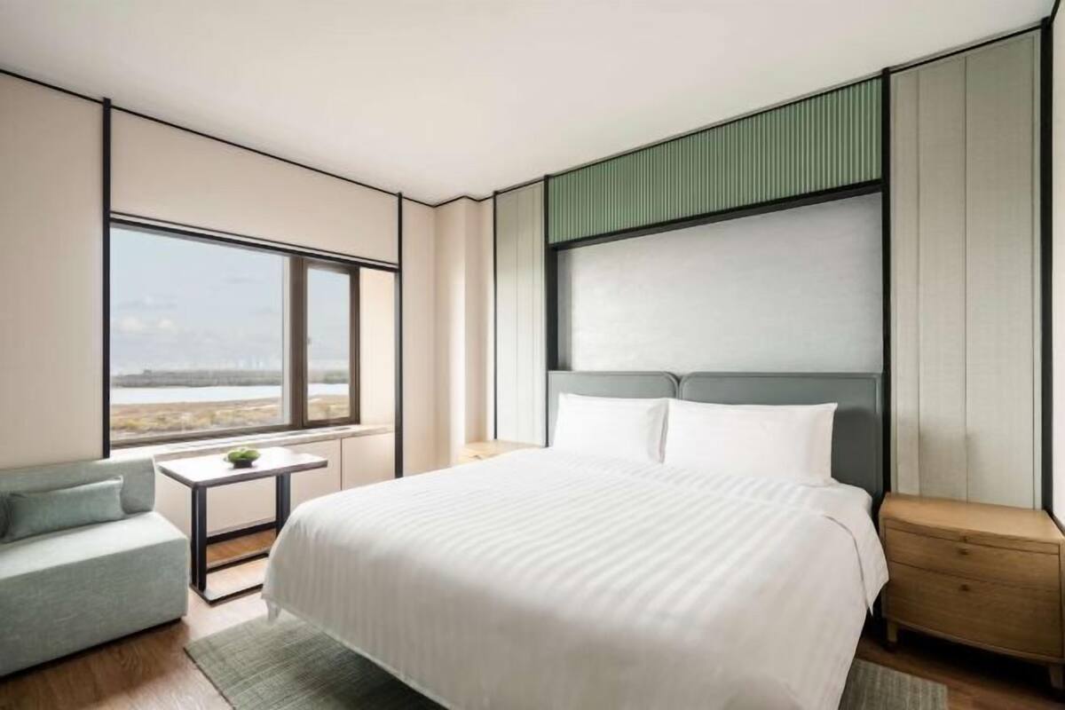 Ropa de cama de alta calidad, cubrecamas y minibar 