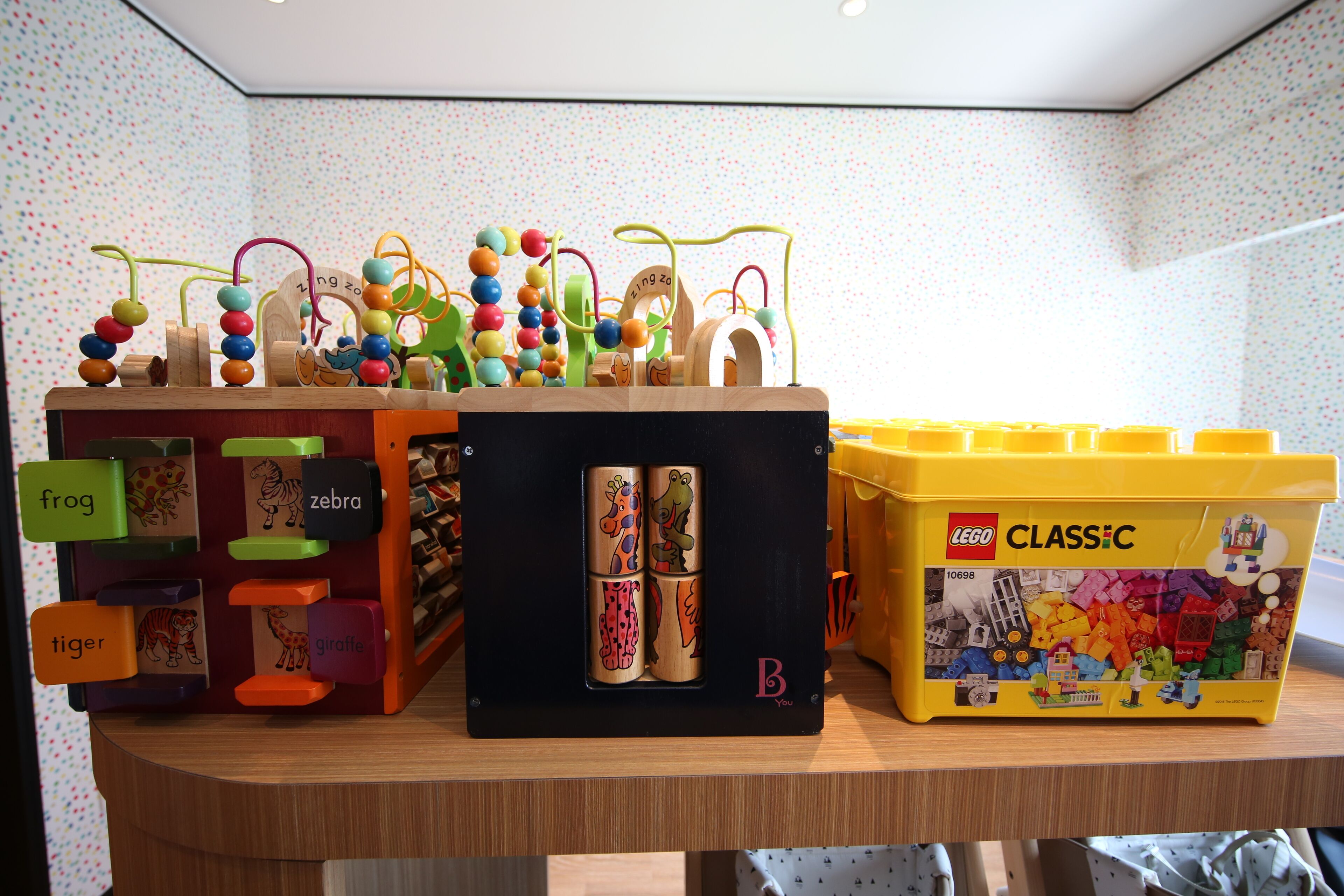 Eine Auswahl an LEGO Classic Sets und Holzspielzeug mit Tierfiguren.