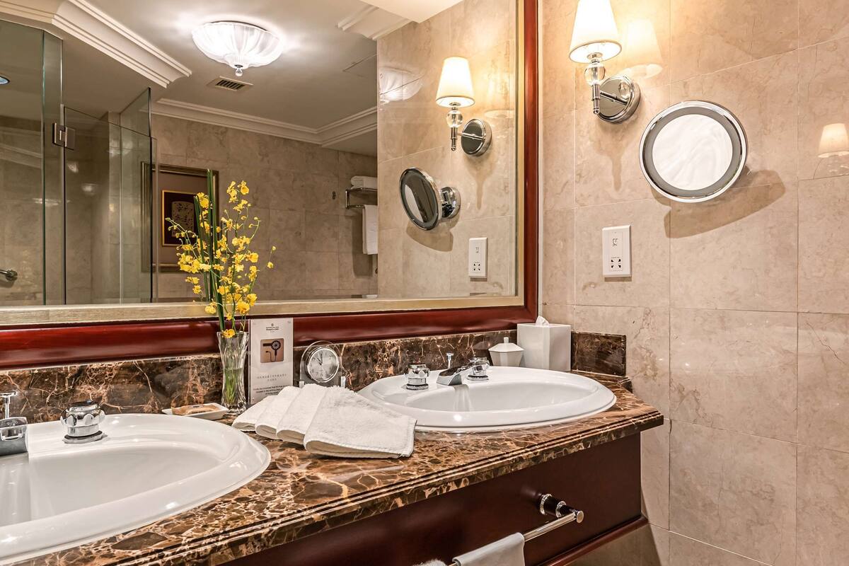 separate bathtub and shower, rainfall showerhead, free toiletries