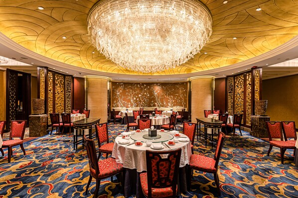 3 restaurants, breakfast served
