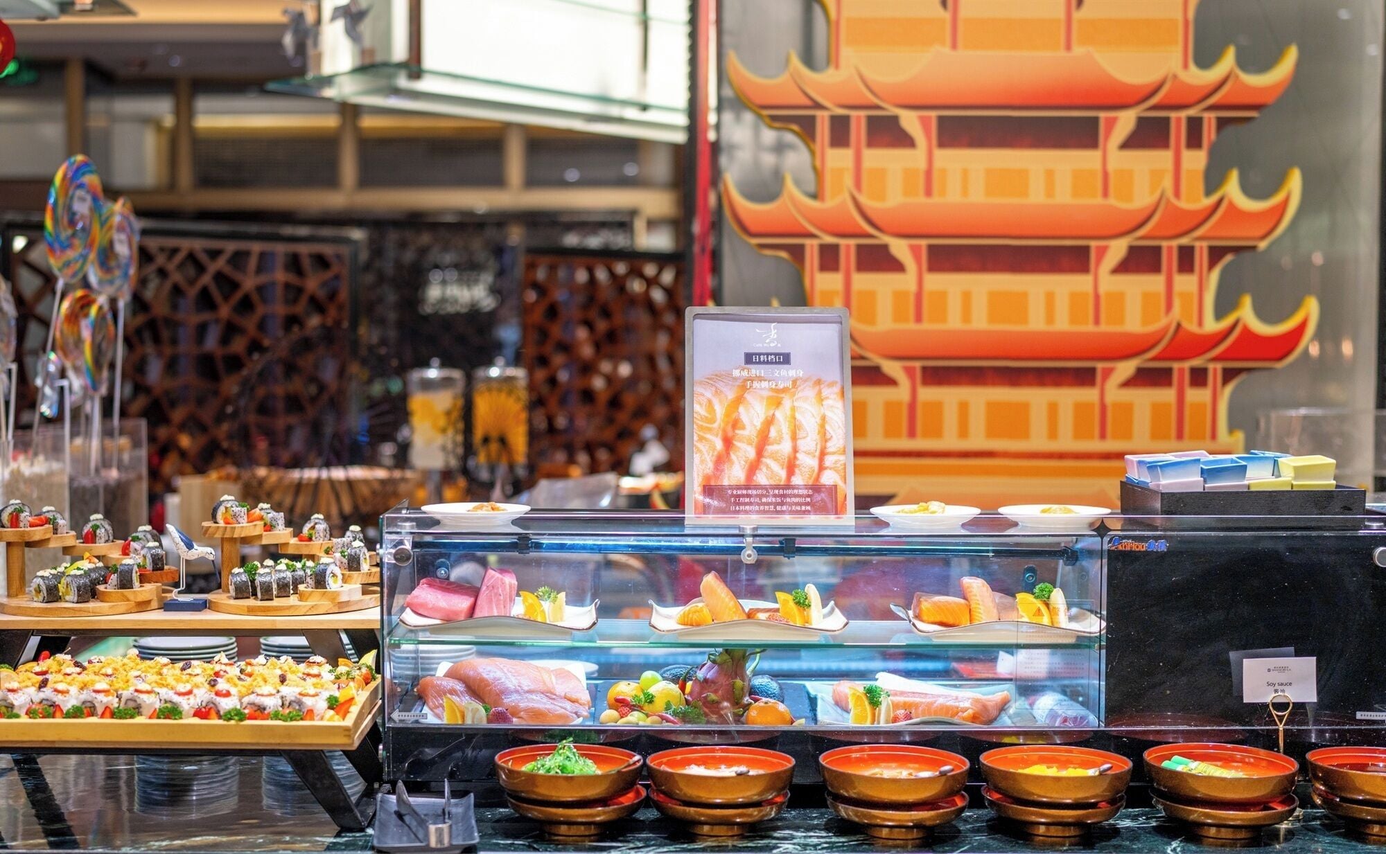 Eine Sushi-Bar mit verschiedenen Sushi-Sorten in der Präsentation.