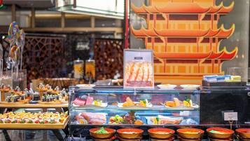 Eine Sushi-Bar mit verschiedenen Sushi-Sorten in der Präsentation.