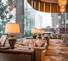 3 restaurantes, se sirve desayuno 