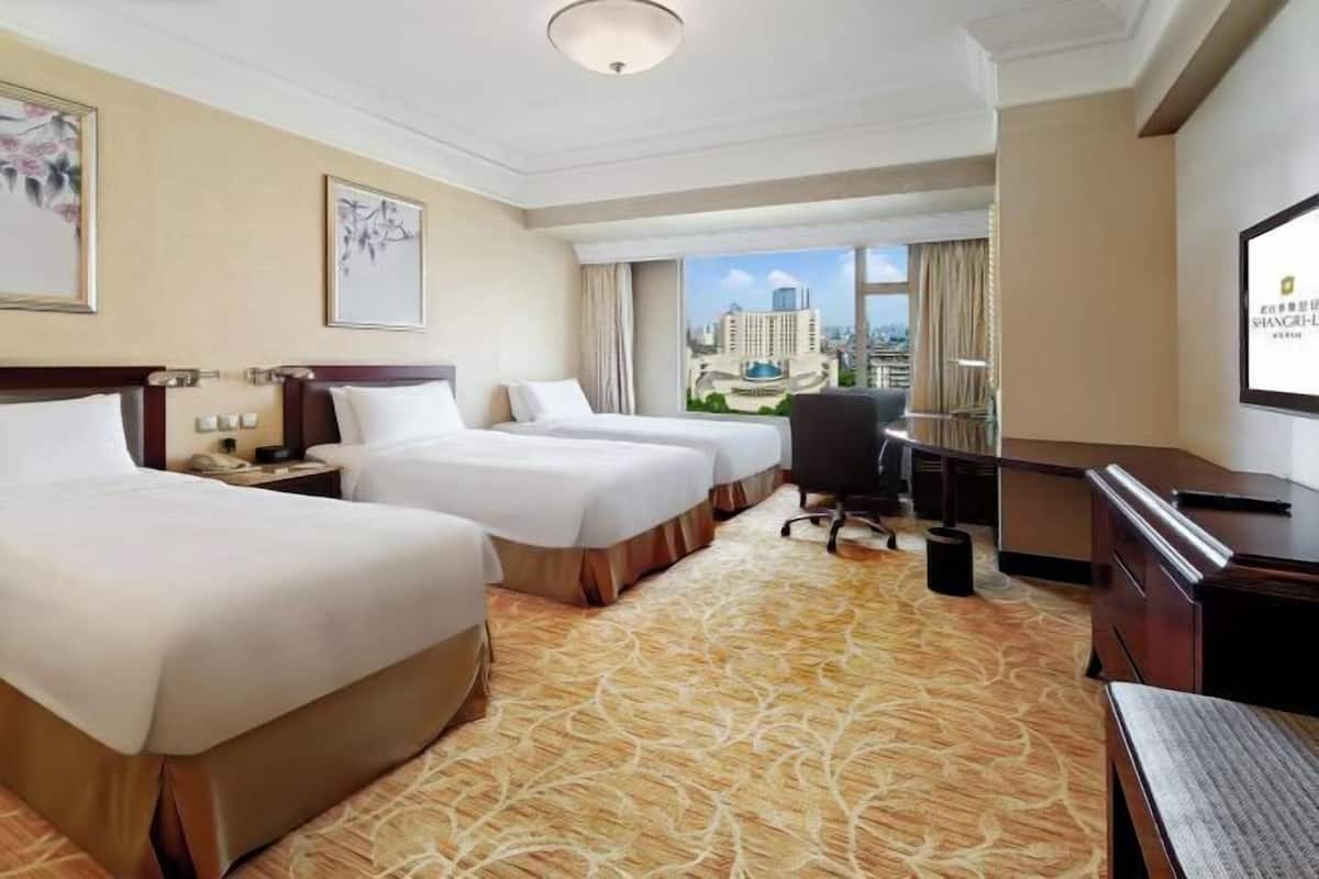 Hypo-allergenic bedding, minibar, in-room safe, desk