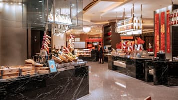 3 restaurants; ze serveren er ontbijt, lunch en diner