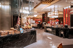 3 restaurantes; se sirven desayunos