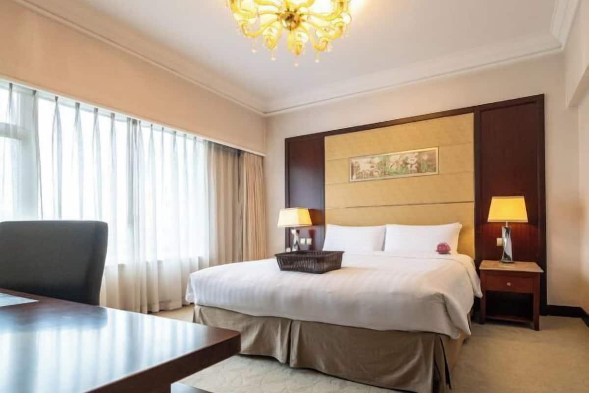 Minibar, in-room safe, desk, blackout drapes