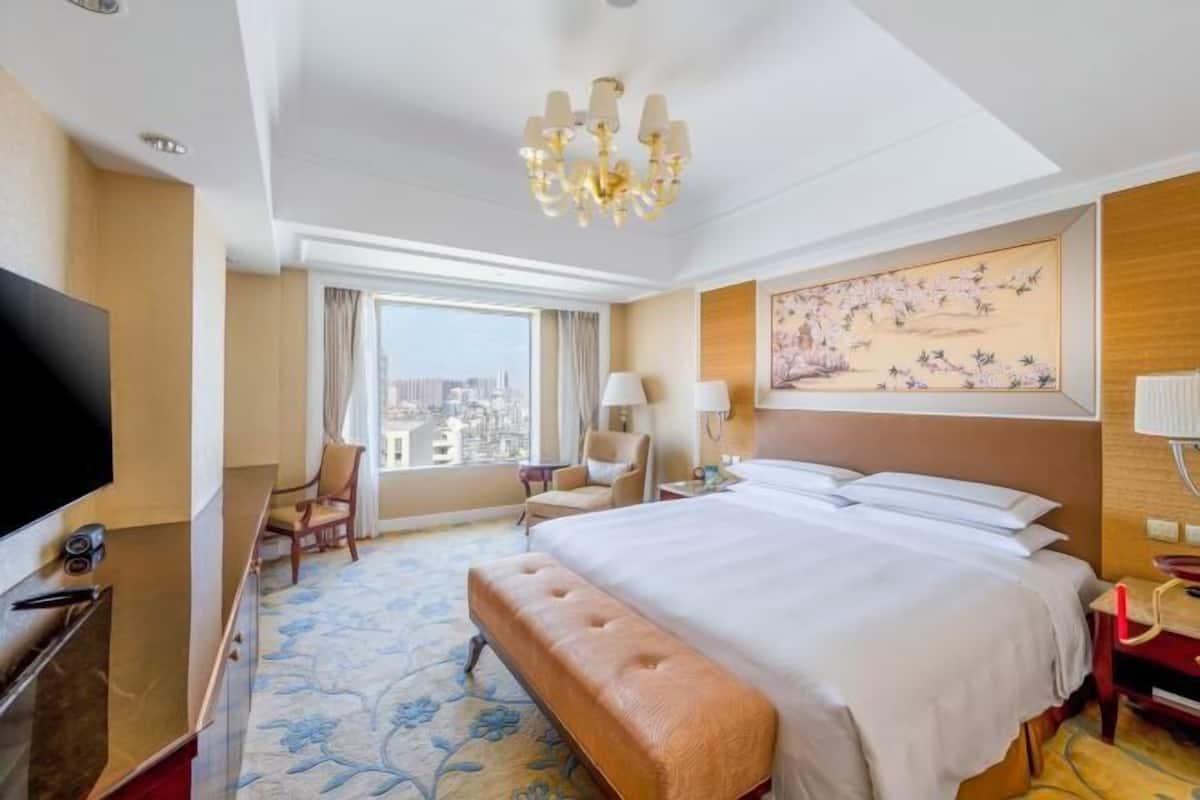 Hypo-allergenic bedding available, minibar, in-room safe, desk