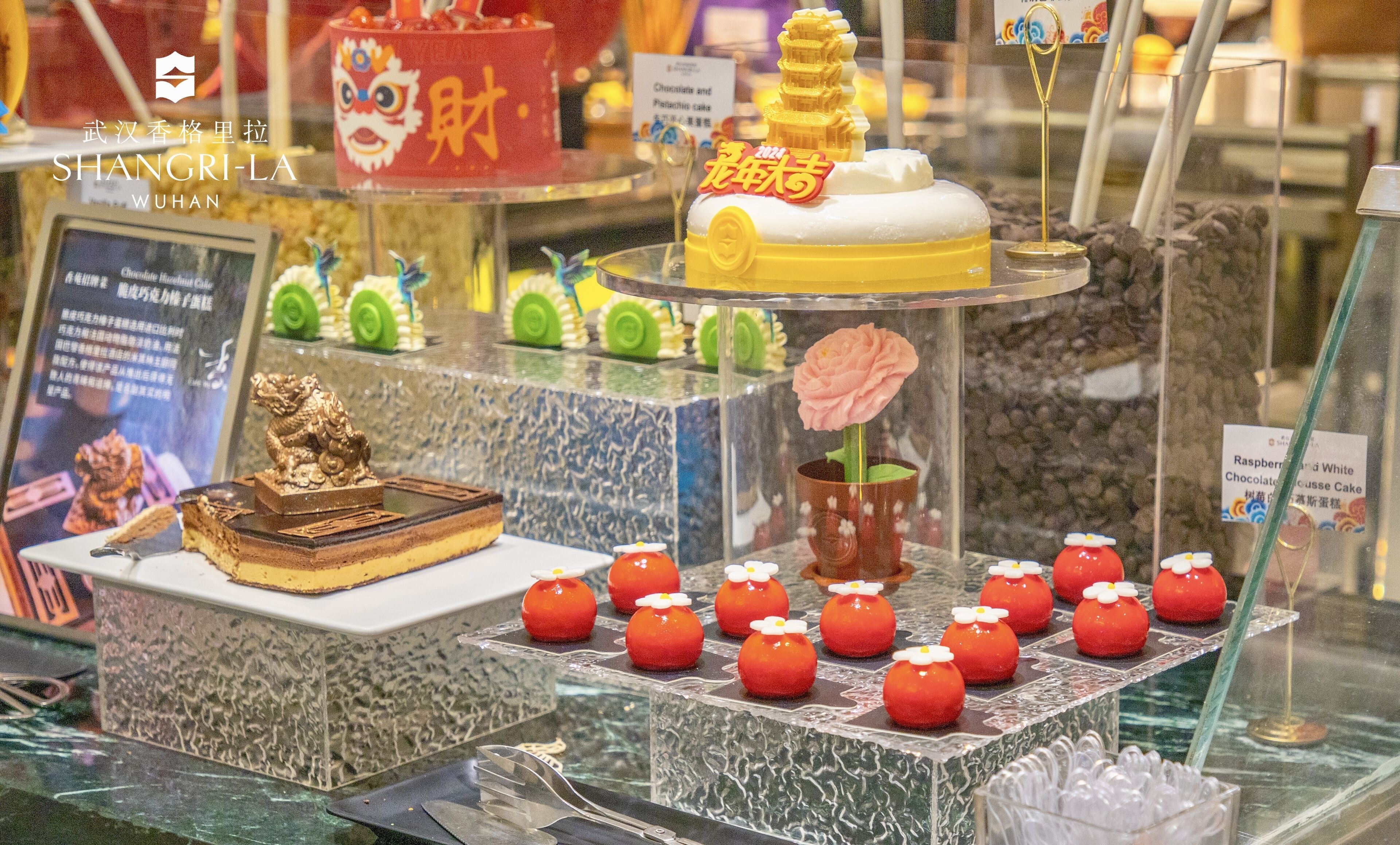 3 restaurants, breakfast served