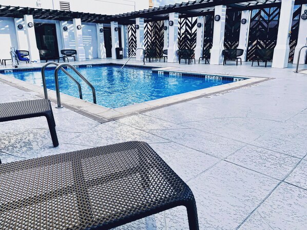 Piscina externa, funciona das 10h às 22h, espreguiçadeiras