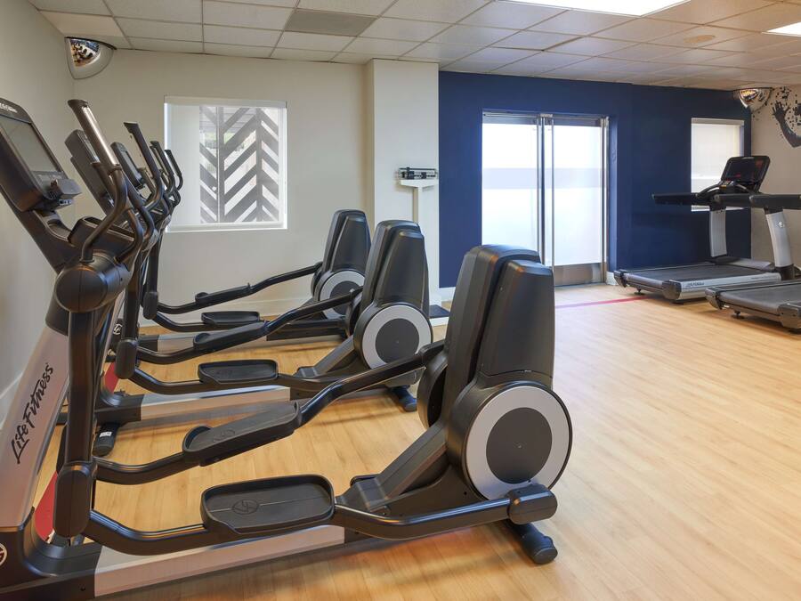 Ett gym med flera löpband och crosstrainers.