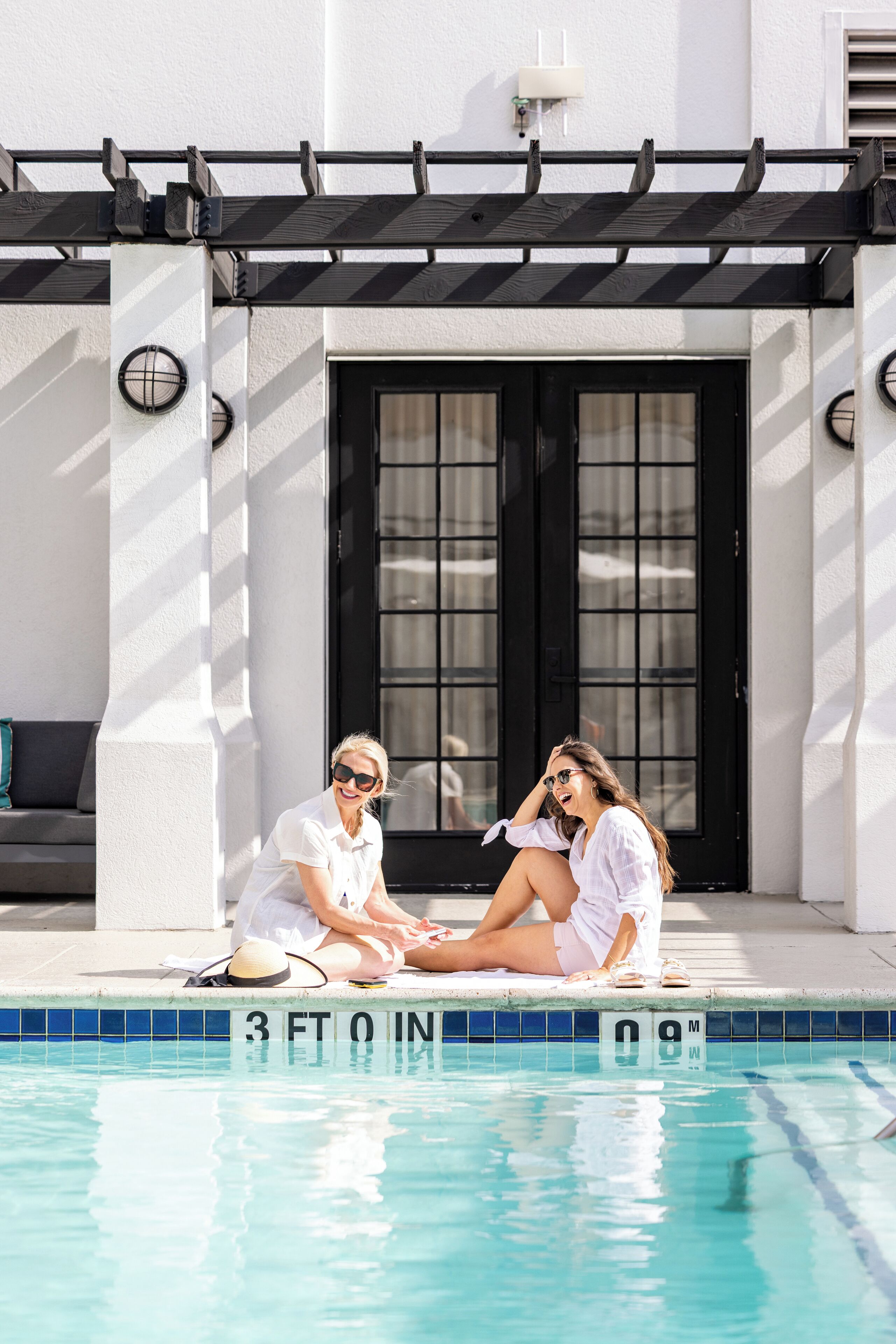 Utendørsbasseng og solsenger