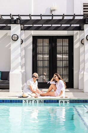 室外游泳池，10:00 至 22:00 开放，日光浴躺椅