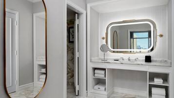 Combined shower/tub, rainfall showerhead, designer toiletries