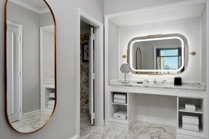 Combined shower/tub, rainfall showerhead, designer toiletries