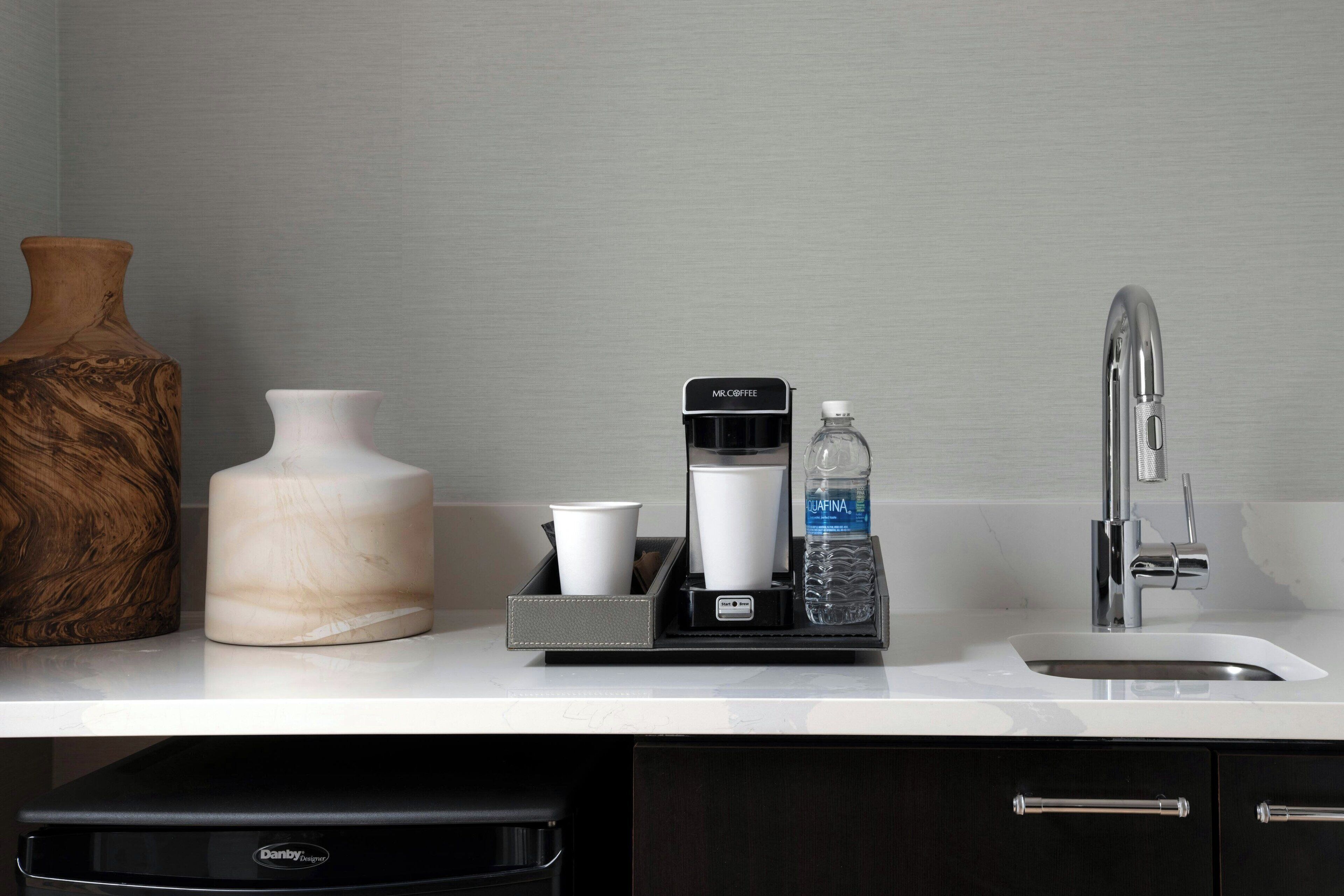 executive suite, 1 bedroom | bar (on property)