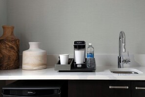 Executive Suite, 1 Bedroom | Bar (on property)