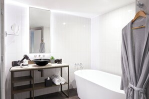 Chambre, 1 très grand lit et 1 canapé-lit | Salle de bain | Articles de toilette de luxe, sèche-cheveux, peignoirs, chaussons