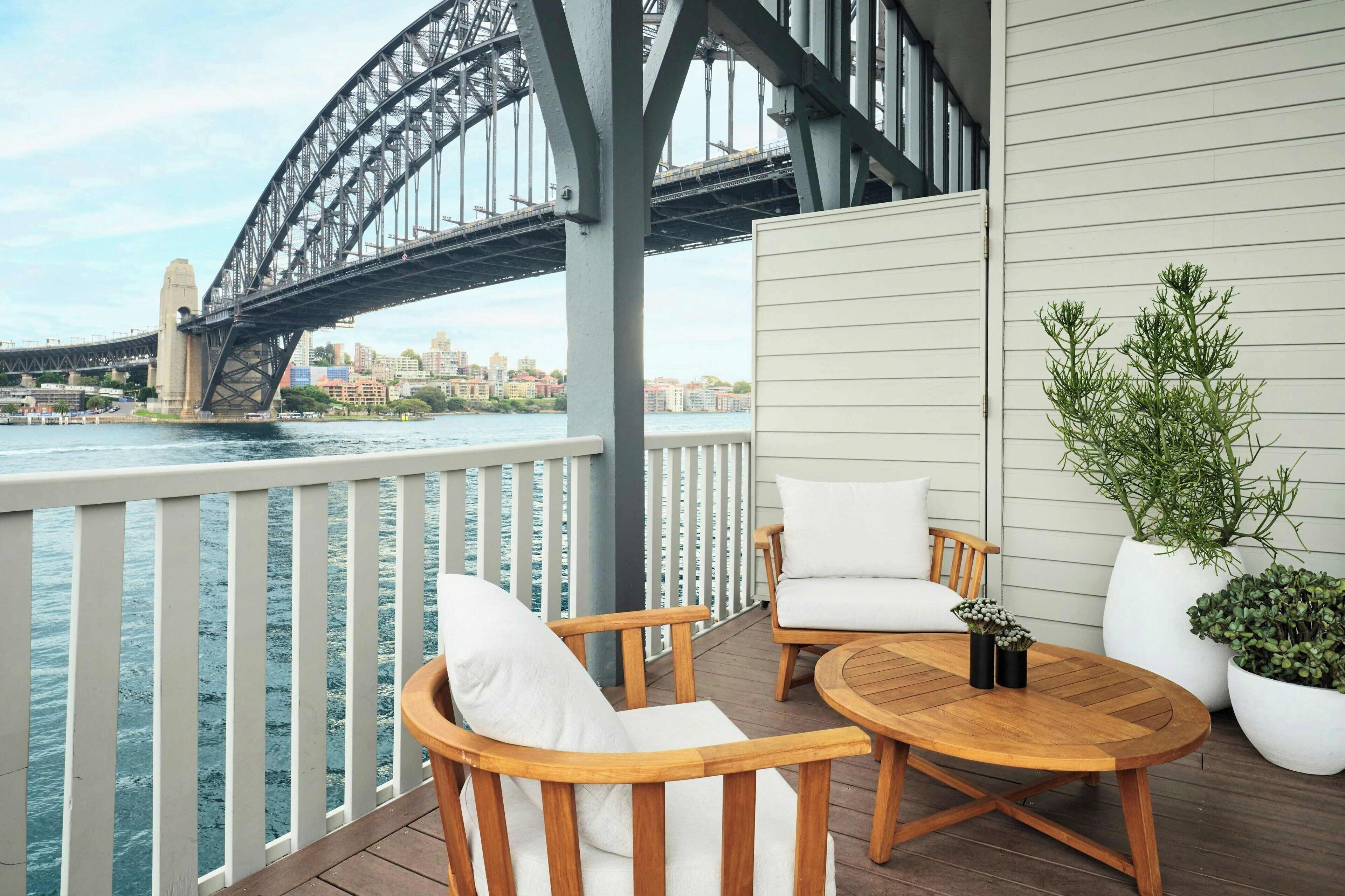 ห้องสวีท, เตียงคิงไซส์ 1 เตียง, ระเบียง (Balcony) | เครื่องนอนระดับพรีเมียม, เตียงพร้อมฟูกเสริมที่นอน, มินิบาร์