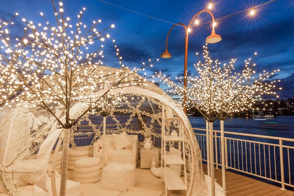 Breakfast, dinner served; local cuisine, ocean views 
