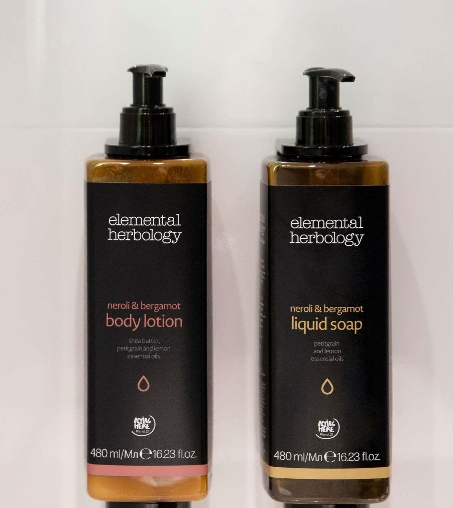 Dos botellas de loción corporal y jabón líquido de Elemental Herbology.