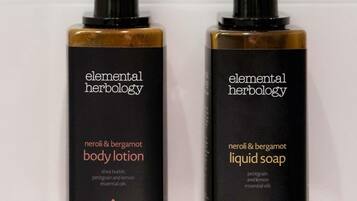 Dos botellas de loción corporal y jabón líquido de Elemental Herbology.