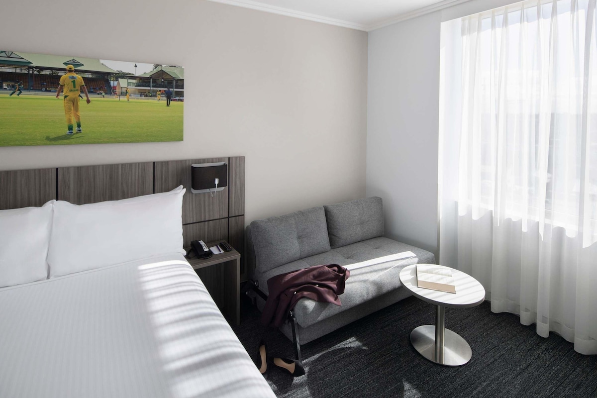 Deluxe Queen Room | In-room safe, desk, laptop workspace, iron/ironing board
