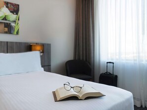 In-room safe, desk, laptop workspace, iron/ironing board - Mercure Sydney Bankstown (Bankstown)