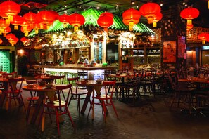 8 间餐厅，供应午餐和晚餐，意大利菜