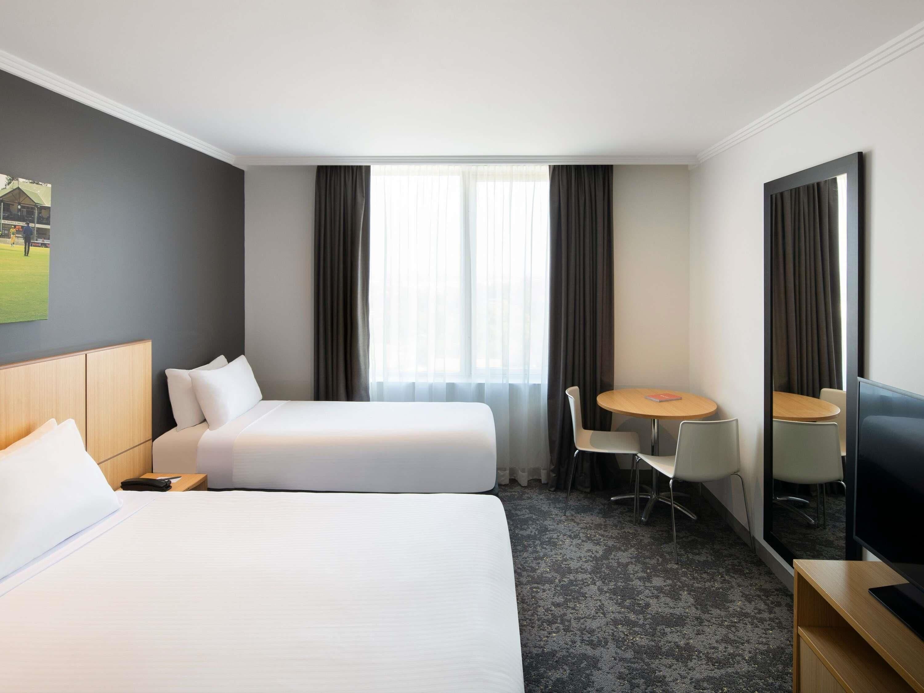 Een kluis op de kamer, een bureau, een laptopwerkplek