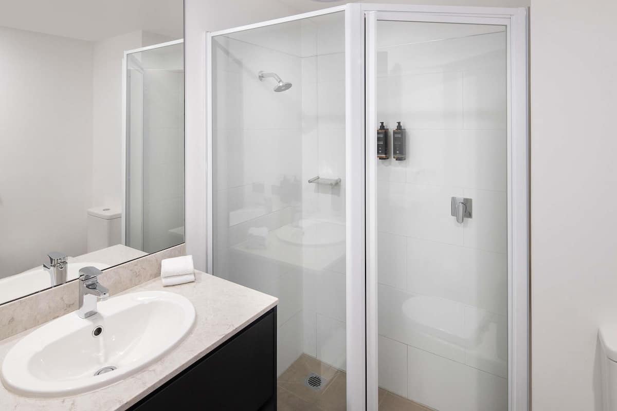 Brankas, meja kerja, ruang kerja ramah laptop, dan setrika/meja setrika