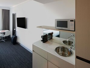 Mini-fridge, microwave, coffee/tea maker, electric kettle - Mercure Sydney Bankstown (Bankstown)