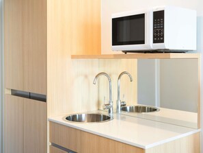 Mini-fridge, microwave, coffee/tea maker, electric kettle - Mercure Sydney Bankstown (Bankstown)