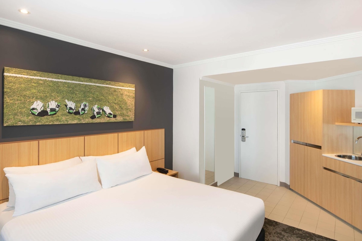 Standard Room, 1 Queen Bed | In-room safe, desk, laptop workspace, iron/ironing board