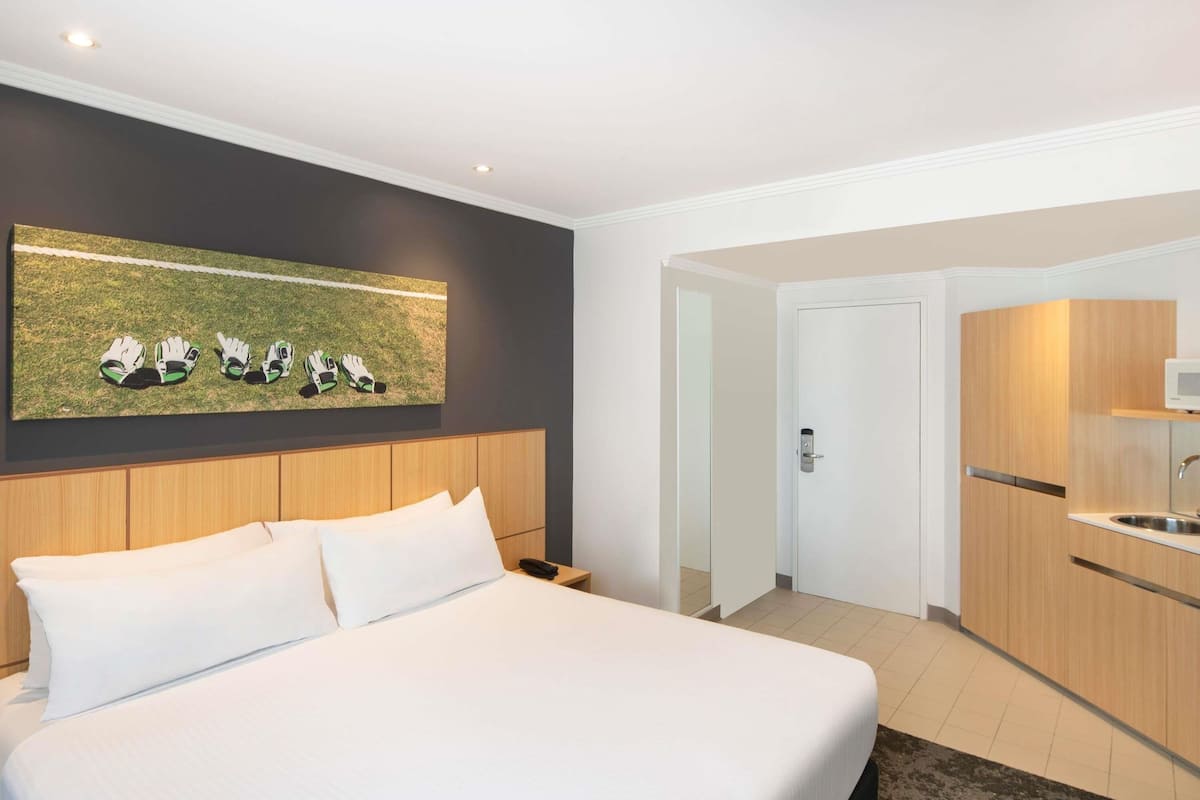 Camera Standard, 1 letto queen | Una cassaforte in camera, una scrivania, postazione laptop