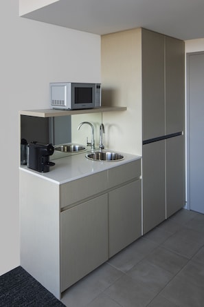 Mini-Kühlschrank, Mikrowelle, Wasserkocher mit Kaffee-/Teezubehör