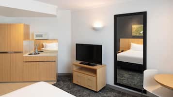 Zimmersafe, Schreibtisch, laptopgeeigneter Arbeitsplatz