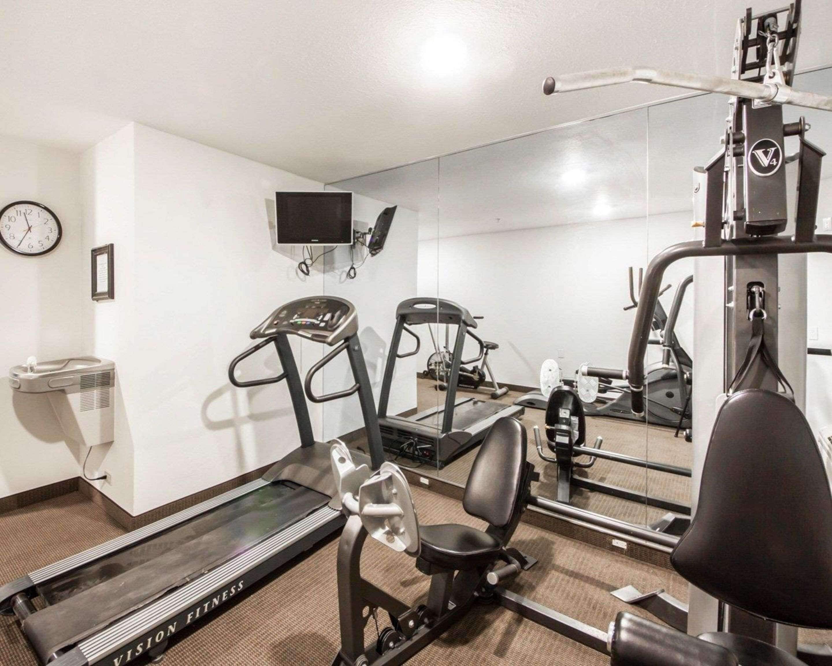 Ein Fitnessstudio mit Laufband, Ergometer und Krafttrainingsgeräten.