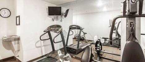 Ein Fitnessstudio mit Laufband, Ergometer und Krafttrainingsgeräten.