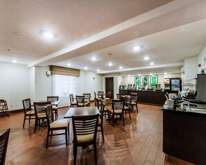 Café da manhã para viagem grátis todos os dias