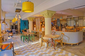 Breakfast, lunch, dinner served; British cuisine 