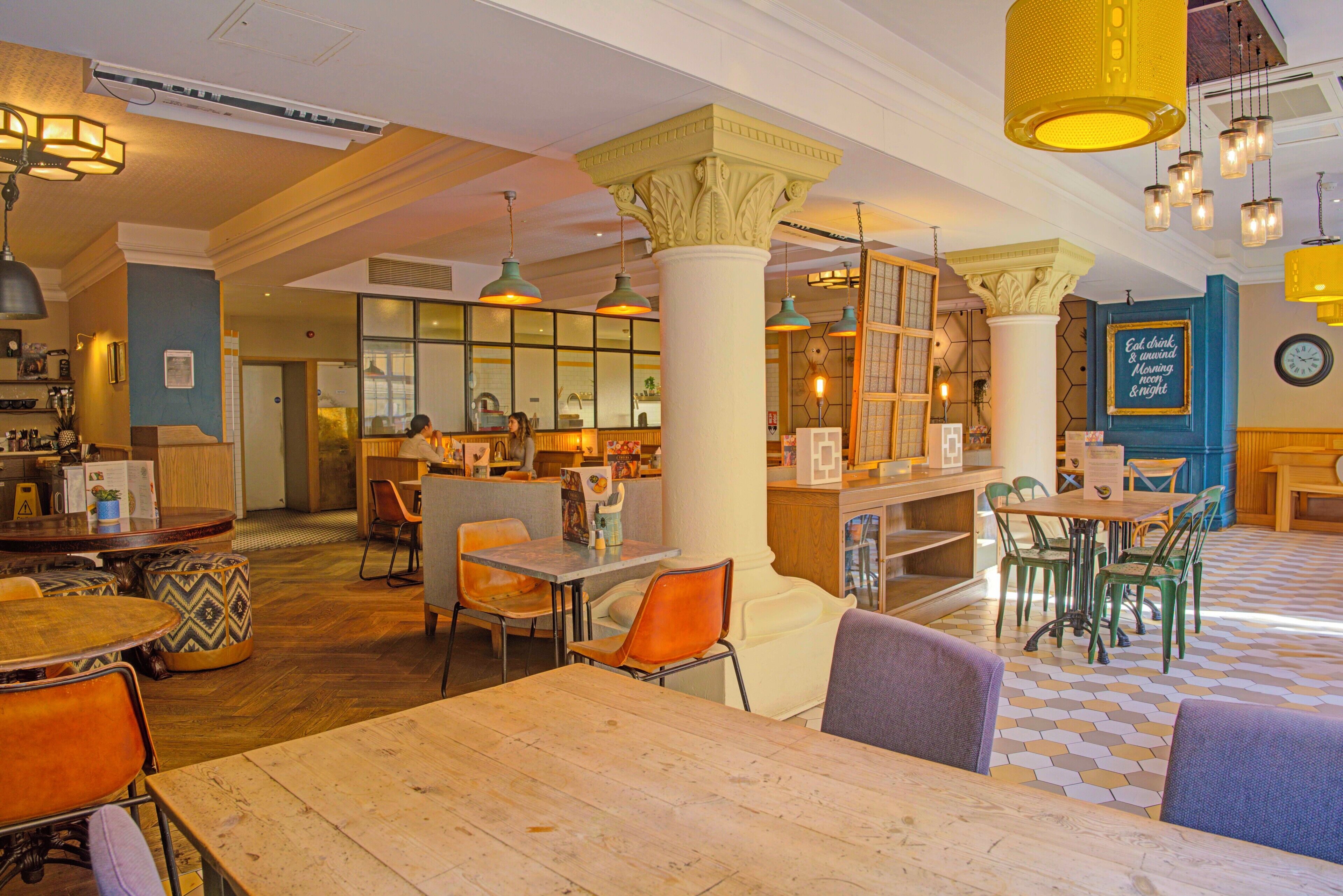 朝食、ランチ、ディナーに営業 (イギリス料理)