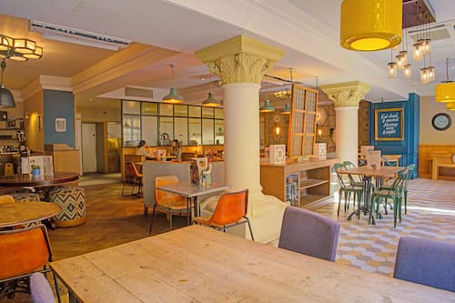 Déjeuner, dîner et souper servis sur place; cuisine britannique