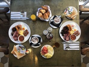 Desayuno inglés todos los días (GBP 16.50 por persona) 