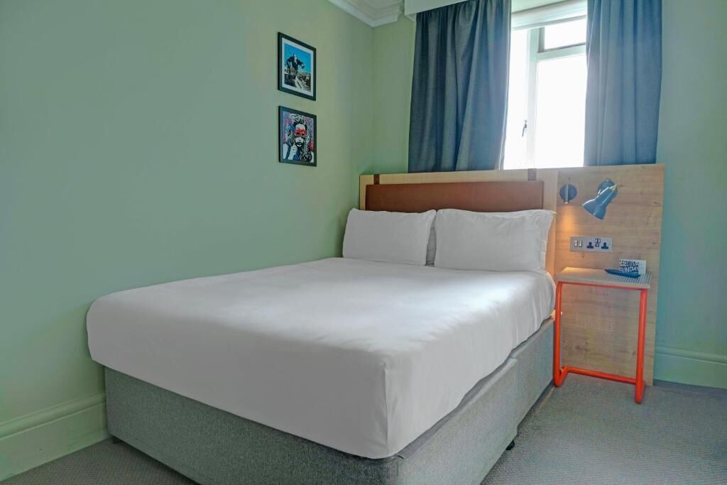 Habitación Confort, 1 cama matrimonial | Caja de seguridad en la habitación y escritorio 