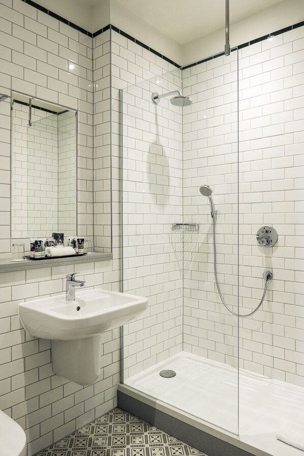 Amenidades de baño ecológicas, secadora de cabello, toallas, jabón 