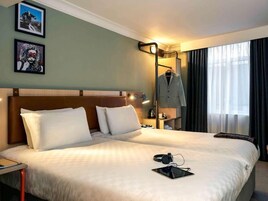 Standard Twin Room | 1 bedroom, in-room safe, desk, iron/ironing board