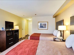 Verduisterende gordijnen, een strijkplank/strijkijzer