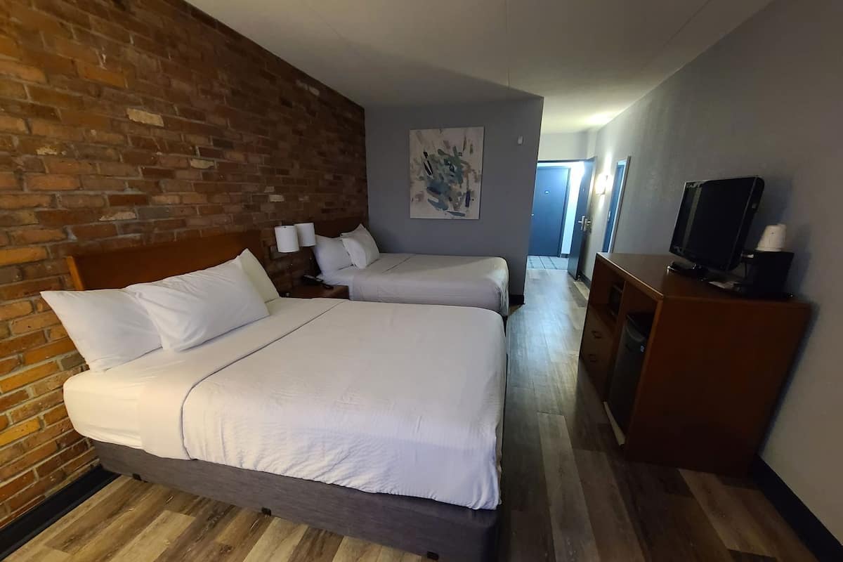 Egyptian cotton sheets, premium bedding, pillowtop beds, desk